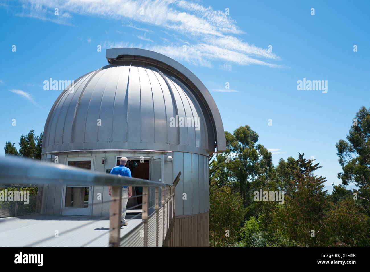 Ein Mann nähert sich eine Sternwarte Kuppel an einem sonnigen Tag die Chabot Space Science Center, ein Wissenschaftsmuseum und Observatorium in Oakland, Kalifornien, 15. Juni 2017. Stockfoto