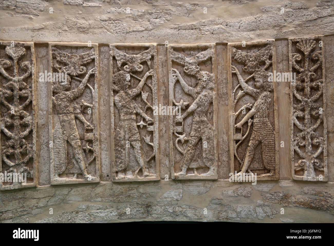 Elfenbein Rückenlehne aus Nimrud, Irak. Phoecian. 8. Jahrhundert. 6 Paneele. Krieger und Plam Bäume. British Museum. London, UK Stockfoto
