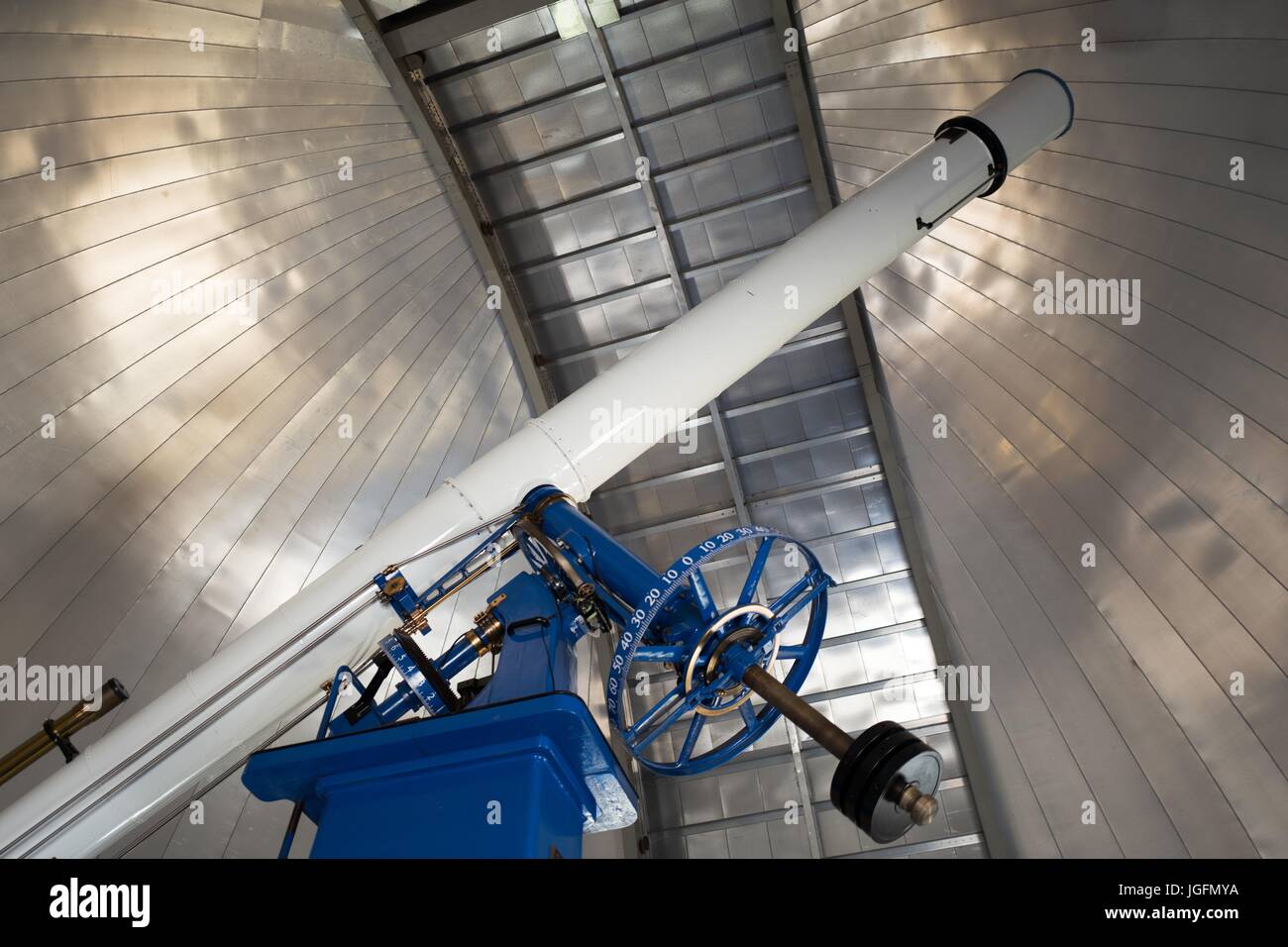 20-Zoll-Durchmesser Refracting Teleskop von Warner und Swasey, genannt Rachel, ursprünglich am Chabot-Observatorium in 1914 installiert und verwendet jetzt das Chabot Space Science Center, ein Wissenschaftsmuseum und Observatorium in Oakland, Kalifornien, 15. Juni 2017. Stockfoto