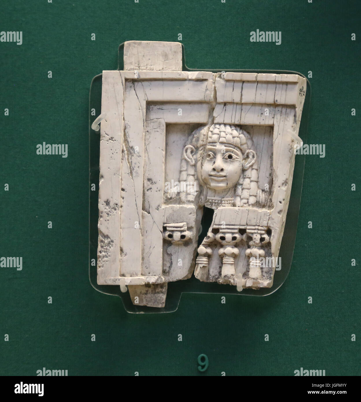 Frau am Fenster. Phönizische. Elfenbein aus Nimrud, Irak. 8. BCE. Irak. British Museum. London. VEREINIGTES KÖNIGREICH. Stockfoto