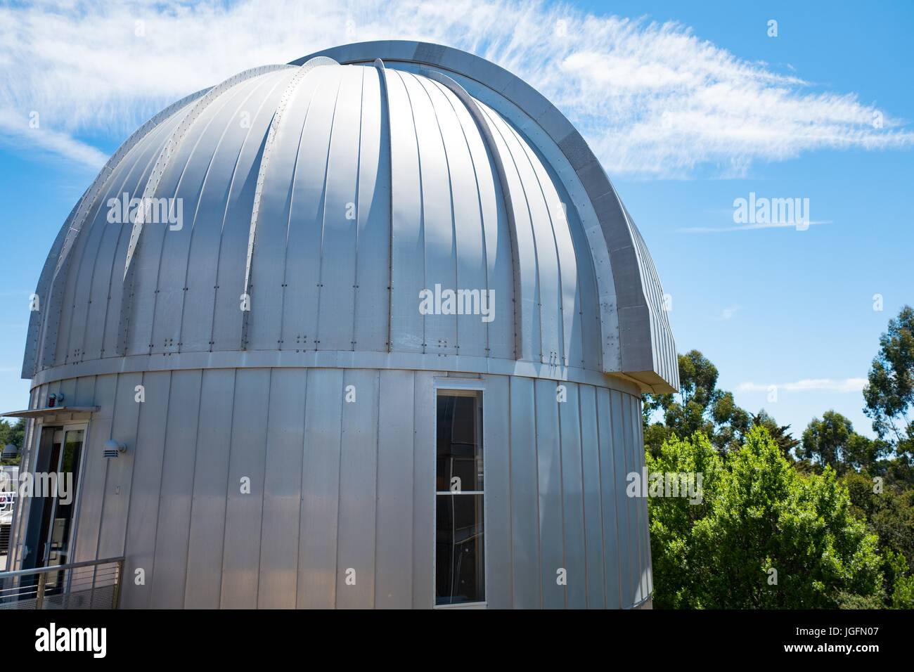 Kuppel der Sternwarte an einem sonnigen Tag die Chabot Space Science Center, ein Wissenschaftsmuseum und Observatorium in Oakland, Kalifornien, 15. Juni 2017. Stockfoto