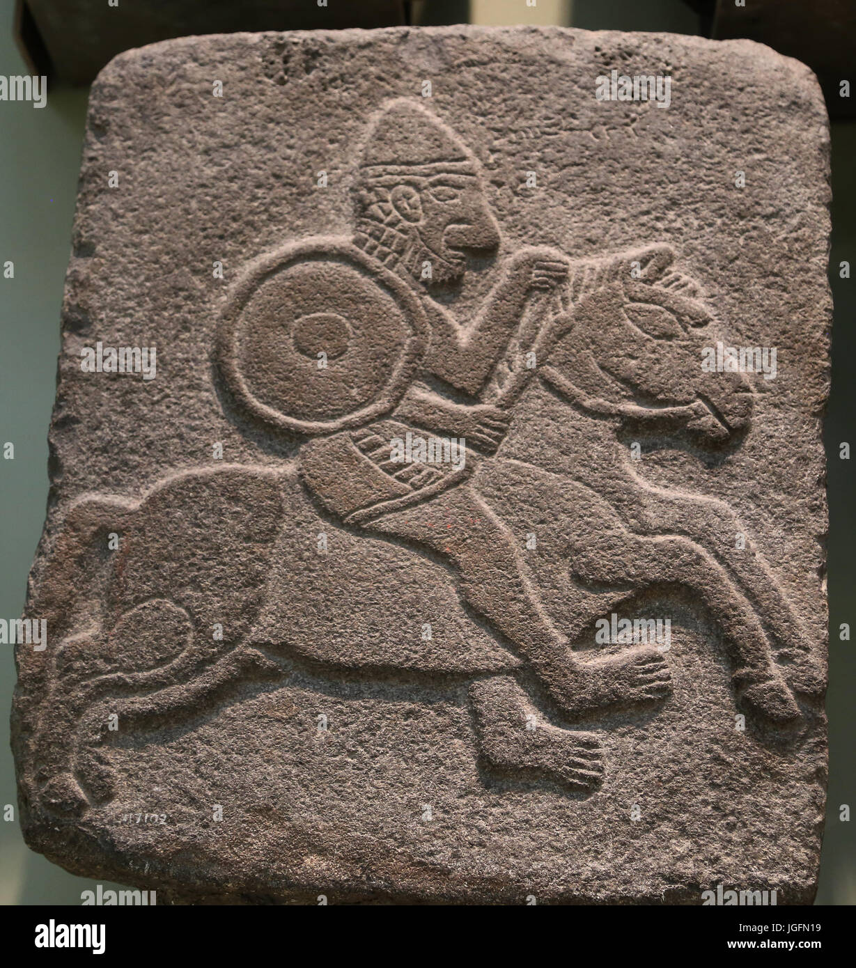 Basalt-Relief des Soldaten Reitpferd. 10. Jahrhundert V.Chr. Naher Osten, Syrien, Tel Halaf. British Museum. London. VEREINIGTES KÖNIGREICH. Stockfoto