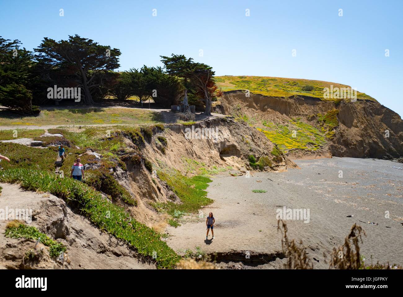 Eine Familie erkundet den Strand von Mori Point, Teil der Golden Gate National Recreation Area in Pacifica, Kalifornien, 20. Juni 2017. Stockfoto