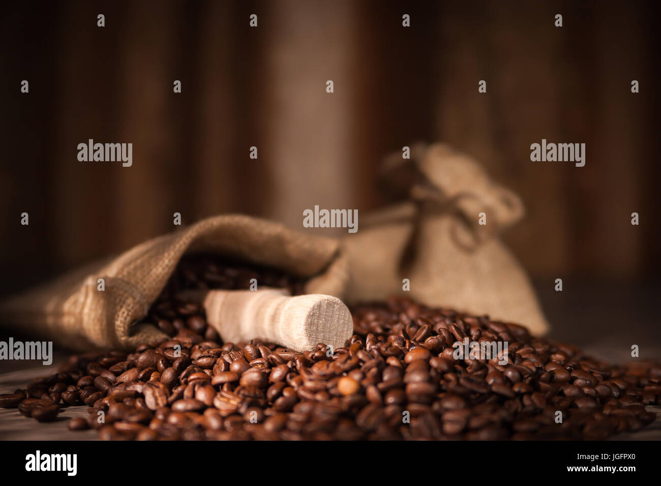 Eine Tasche von Kaffee mit Kaffeebohne als Hintergrund Stockfoto