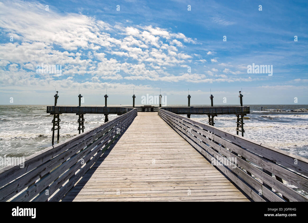 Louisiana, Jefferson Parish, Grand Isle State Park, Angeln Pier, Strand, Surfen Stockfoto