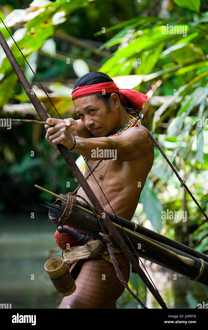 MENTAWAI Leute, WEST-SUMATRA, Indonesien Insel SIBERUT-03 OKTOBER 2011: Mann Jäger Mentawai Stamm mit Pfeil und Bogen in den Dschungel. Stockfoto