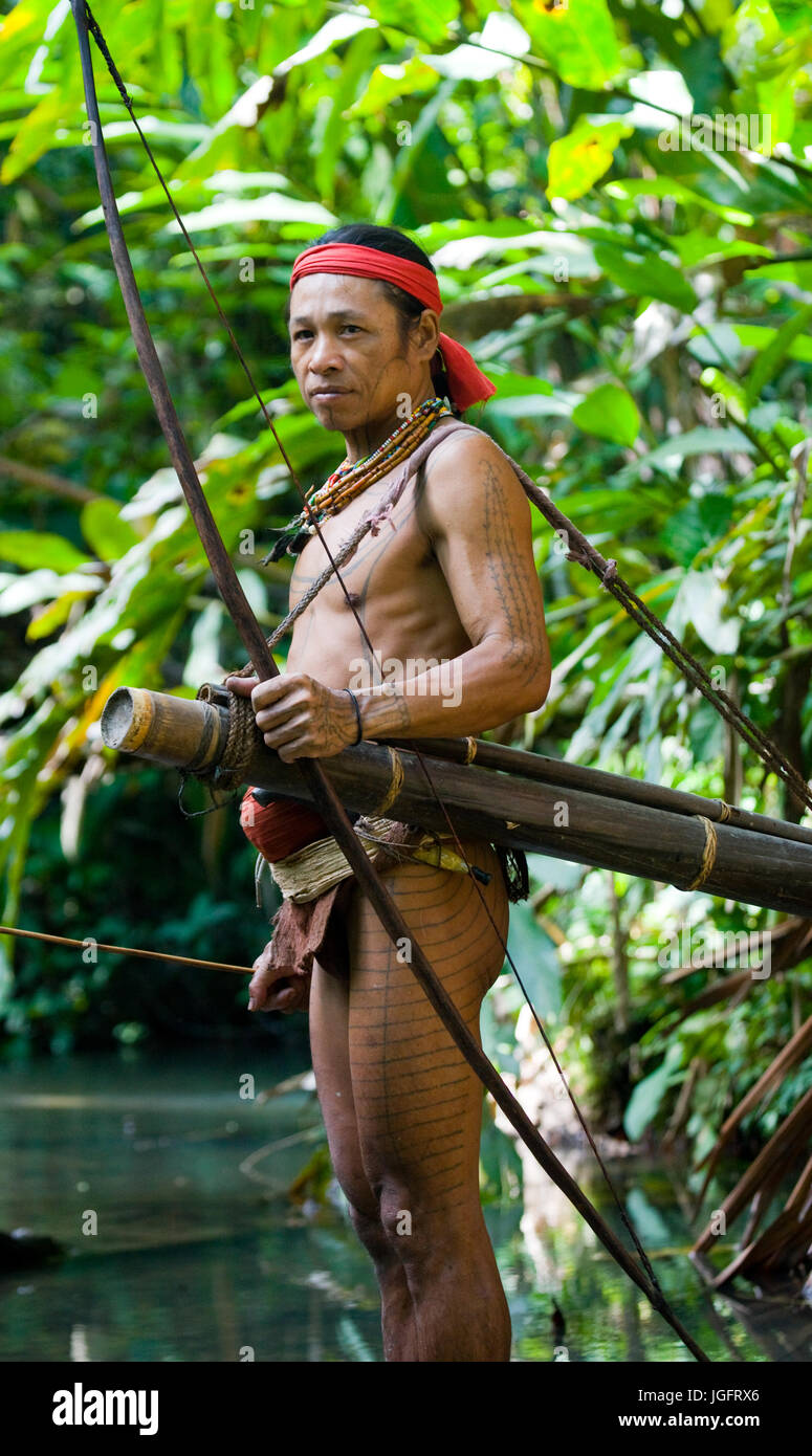 MENTAWAI Leute, WEST-SUMATRA, Indonesien Insel SIBERUT-03 OKTOBER 2011: Mann Jäger Mentawai Stamm mit Pfeil und Bogen in den Dschungel. Stockfoto