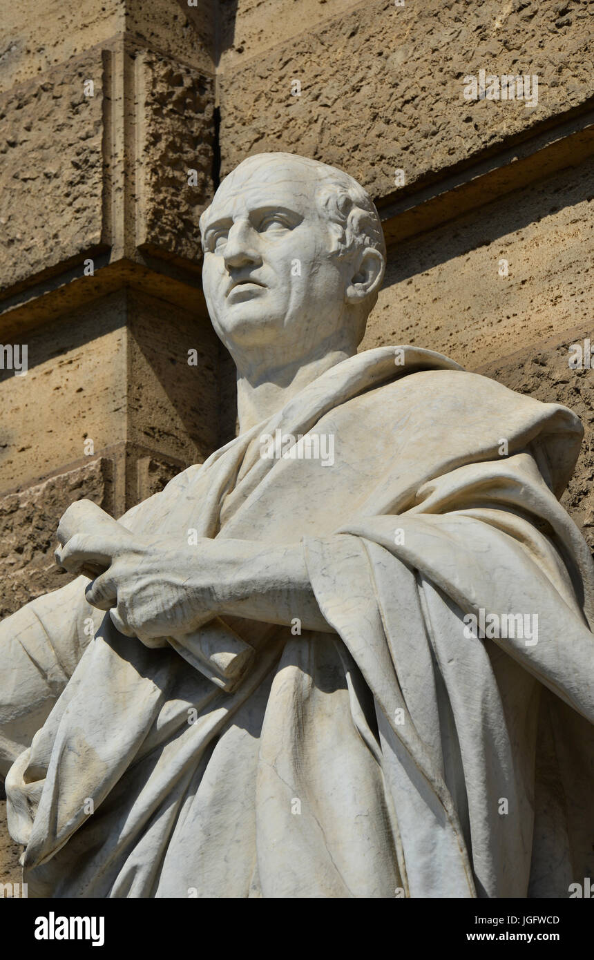 Cicero der größte Redner des antiken Rom, Marmor-Statue vor der alten Justizpalast in Rom Stockfoto