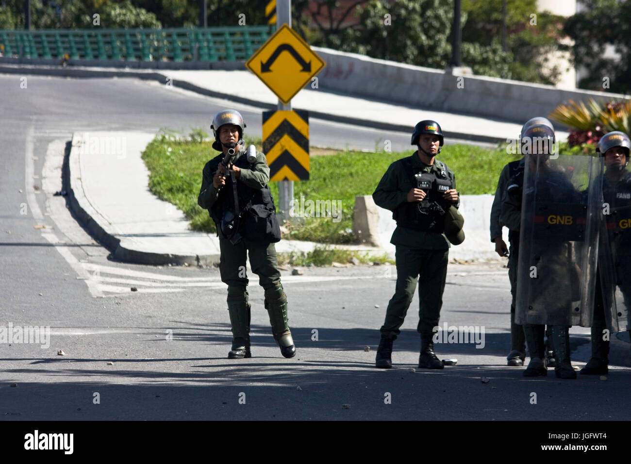 Mitglieder der Bolivarischen National Guard verteilt sich Demonstranten als versuchen, die Francisco Fajardo higway in Caracas, während "El trancazo' Stockfoto