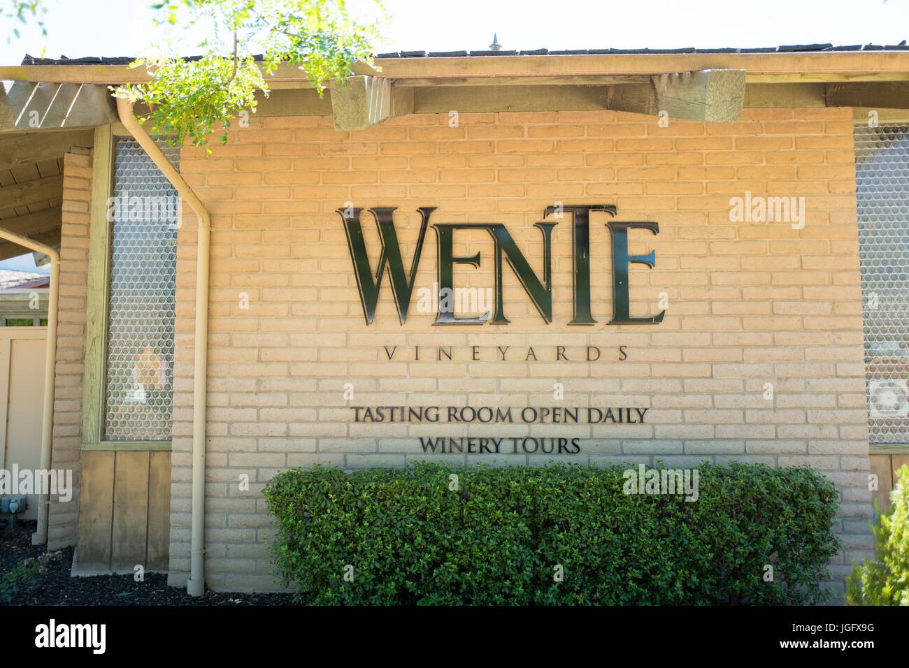 Beschilderung für die Weinprobe am Weingut Wente in Livermore Wine Country, Livermore, Kalifornien, 25. Juni 2017. Im Jahre 1883 gegründet, ist Wente der Vereinigten Staaten älteste kontinuierlich arbeitende Weingut in Familienbesitz. Stockfoto