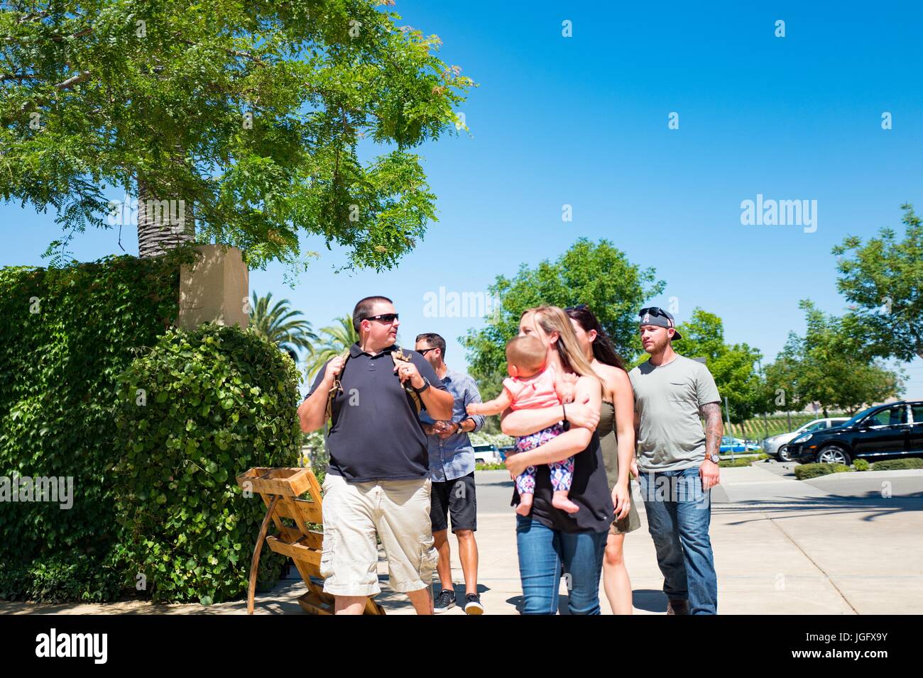 Eine Familie mit einem kleinen Kind betritt das Gelände an Wente Weingut in Livermore Wine Country, Livermore, Kalifornien, 25. Juni 2017. Im Jahre 1883 gegründet, ist Wente der Vereinigten Staaten älteste kontinuierlich arbeitende Weingut in Familienbesitz. Stockfoto