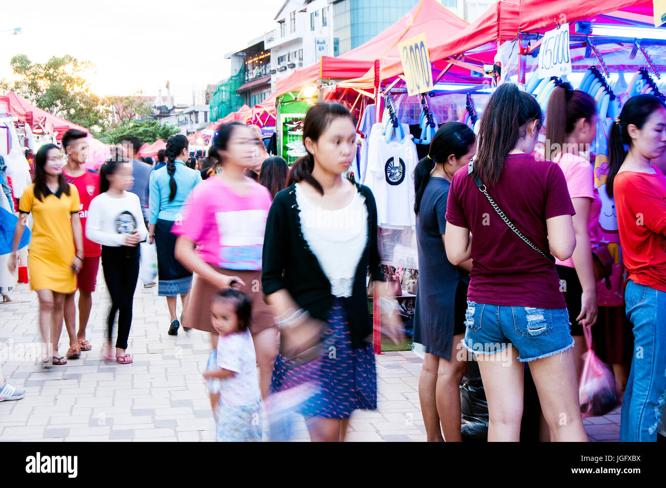 Nacht Markt einkaufen, Fa Ngoum Road, Vientiane, Laos Stockfoto