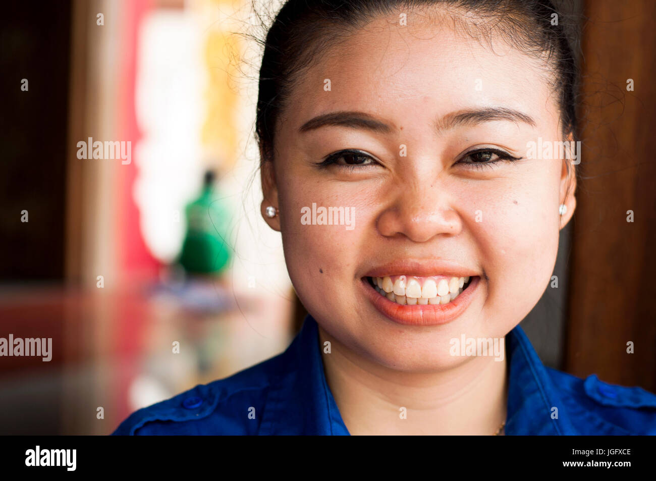 Porträt der jungen Frau in Stadtpfosten Schrein, Vientiane, Laos Stockfoto