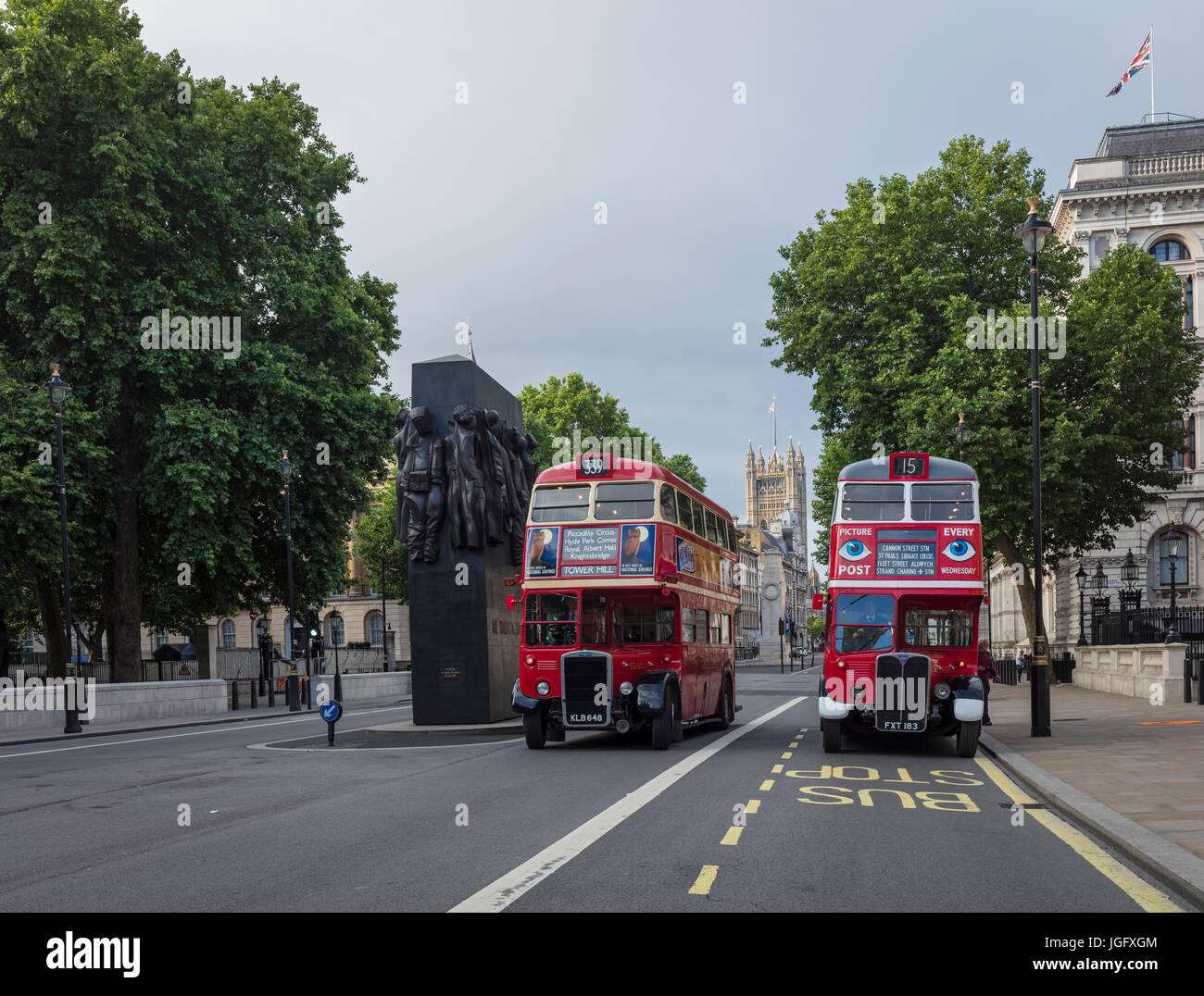 Rote Vintage-London-Doppeldecker-Busse in Whitehall Stockfoto