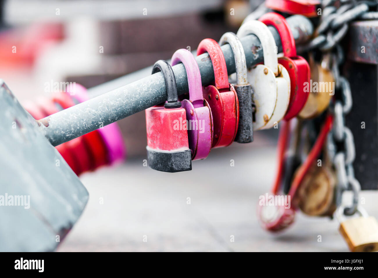 Sechs Vorhängeschlösser auf der Leitung. alte, rostige. unscharfen Hintergrund, Kette, Brücke. Stockfoto