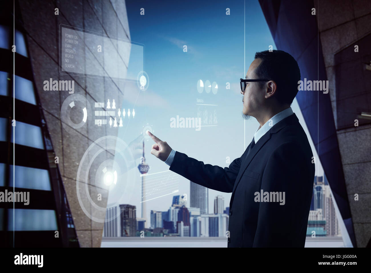 Intelligente Geschäftsmann mit Hilfe der modernen Technologien Analyst marketing und Finanzen Geschäft wachsen. Stockfoto