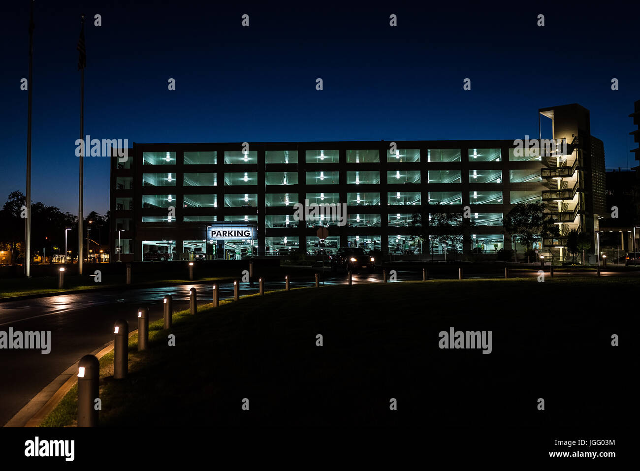 Parkmöglichkeit am UC Davis Medical Center bei Nacht Stockfoto