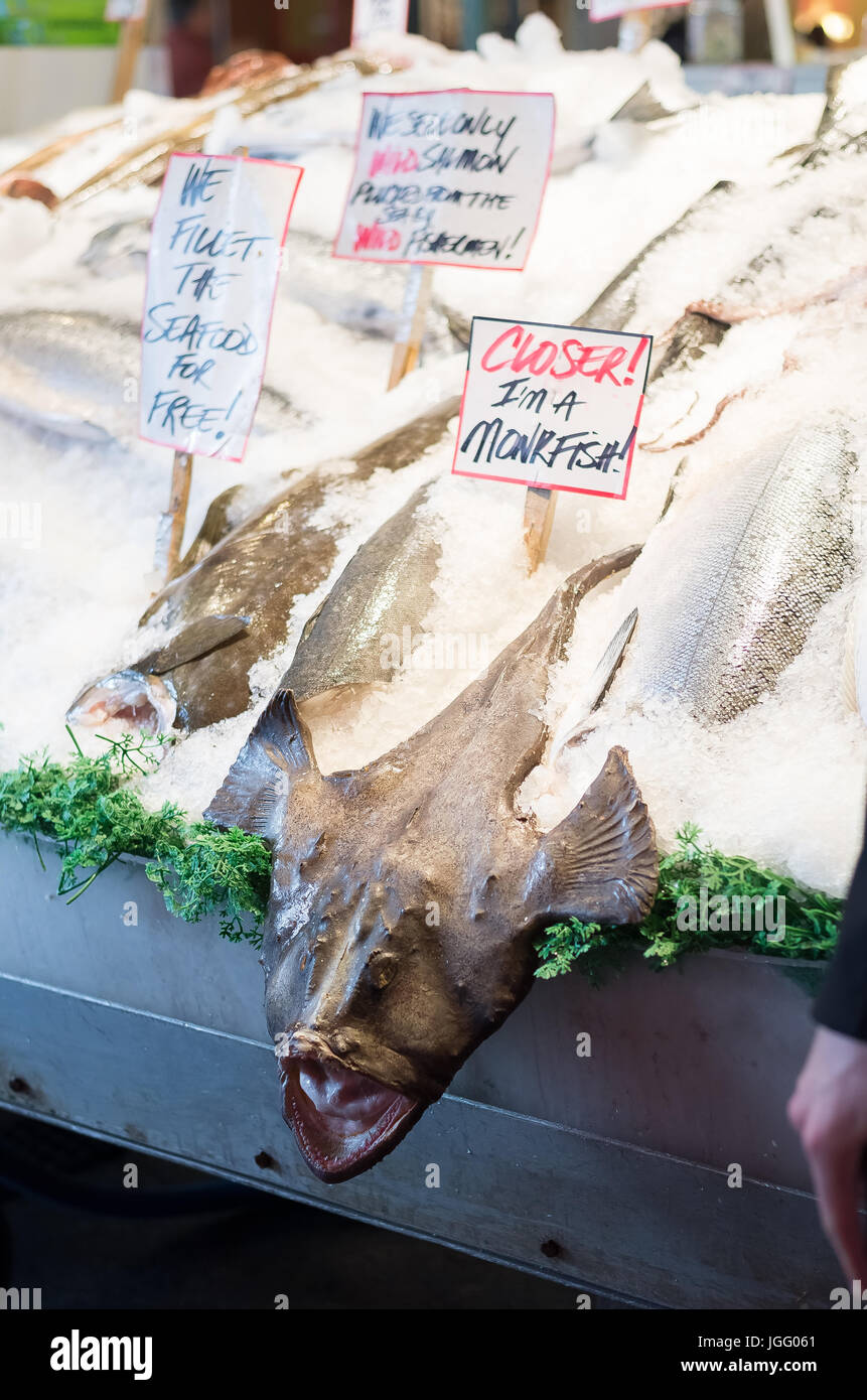 Berühmte gefälschte Seeteufel Streich am Pike Place Fischmarkt Stockfoto