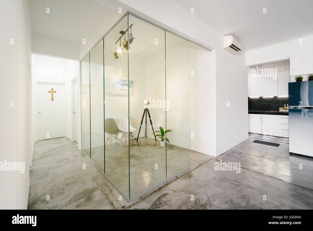 Moderne, helle, saubere, Leben, Arbeitszimmer und Küche Interieur mit Glaswand in einem Loft-Stil-Haus, Interieur Fotografie. Stockfoto