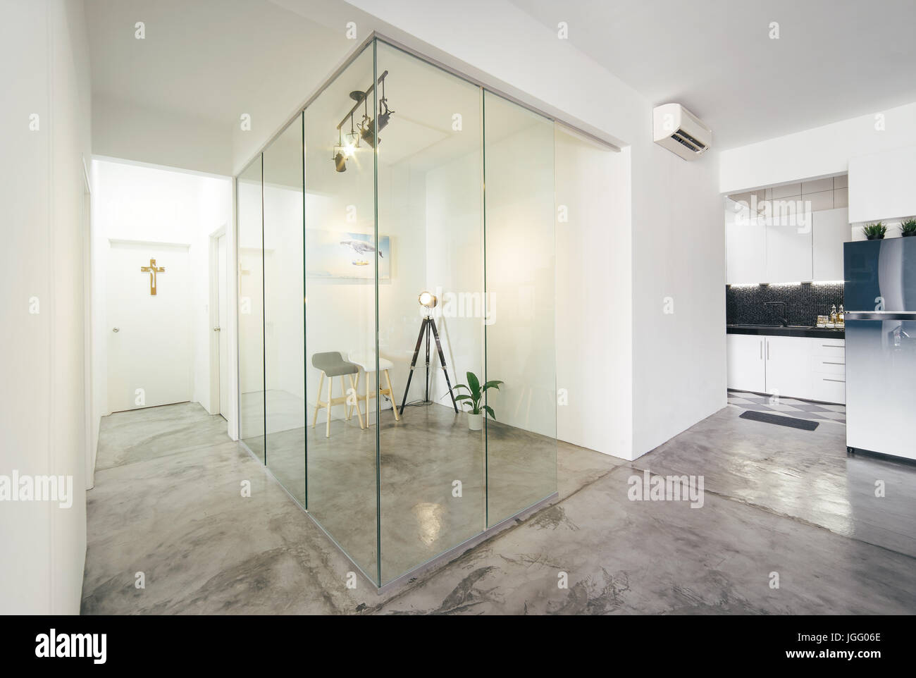 Moderne, helle, saubere, Leben, Arbeitszimmer und Küche Interieur mit Glaswand in einem Loft-Stil-Haus, Interieur Fotografie. Stockfoto