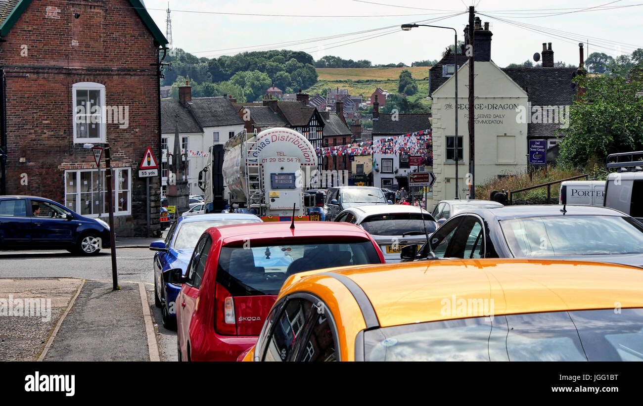 Ashbourne, UK. 6. Juli 2017. Verkehrschaos Stau auf der A515 in Ashbourne Derbyshire am Tag die Regierung kündigt 1 Mrd. £ umgehen Bargeld Derbyshire County Council stellvertretender Leiter Ashbourne Stadtrat Simon Spencer stark befahrenen Marktplatz Fahrzeug Verbrauchsteuern gezahlt von Autofahrern, verstopfte Straßen, Derbyshire County Council Mitglieder des Kabinetts letzte Woche die erste Phase der Untersuchungen wie genehmigt zu bauen und bezahlen für das A515 Relief Straße große Besucher Attraktion Gateway Peak District Nationalpark Derbyshire Dales Spitzen Kredit, zu löschen : Live-Nachrichten Doug Blane/Alamy Stockfoto