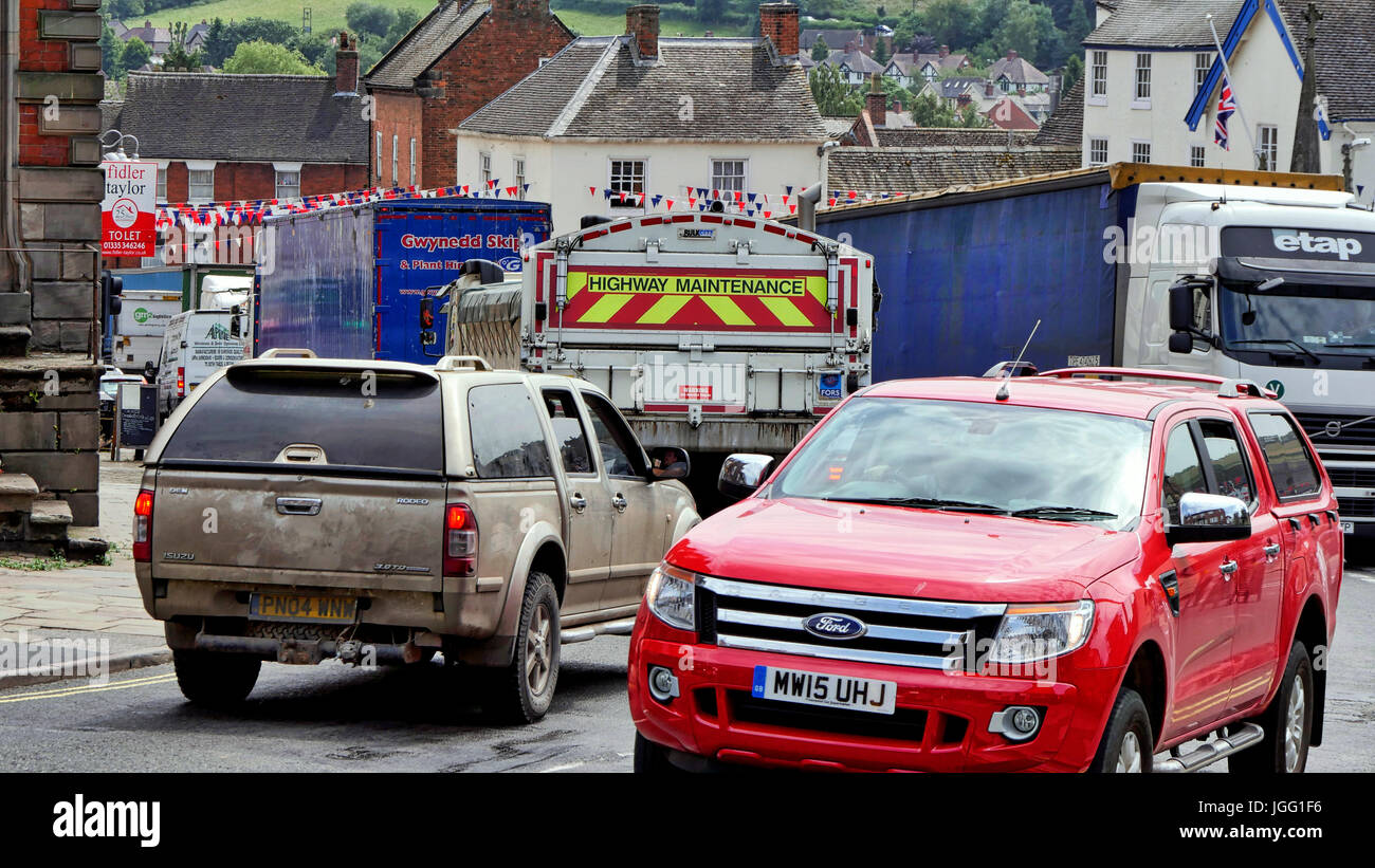 Ashbourne, UK. 6. Juli 2017. Verkehrschaos Stau auf der A515 in Ashbourne Derbyshire am Tag die Regierung kündigt 1 Mrd. £ umgehen Bargeld Derbyshire County Council stellvertretender Leiter Ashbourne Stadtrat Simon Spencer stark befahrenen Marktplatz Fahrzeug Verbrauchsteuern gezahlt von Autofahrern, verstopfte Straßen, Derbyshire County Council Mitglieder des Kabinetts letzte Woche die erste Phase der Untersuchungen wie genehmigt zu bauen und bezahlen für das A515 Relief Straße große Besucher Attraktion Gateway Peak District Nationalpark Derbyshire Dales Spitzen Kredit, zu löschen : Live-Nachrichten Doug Blane/Alamy Stockfoto