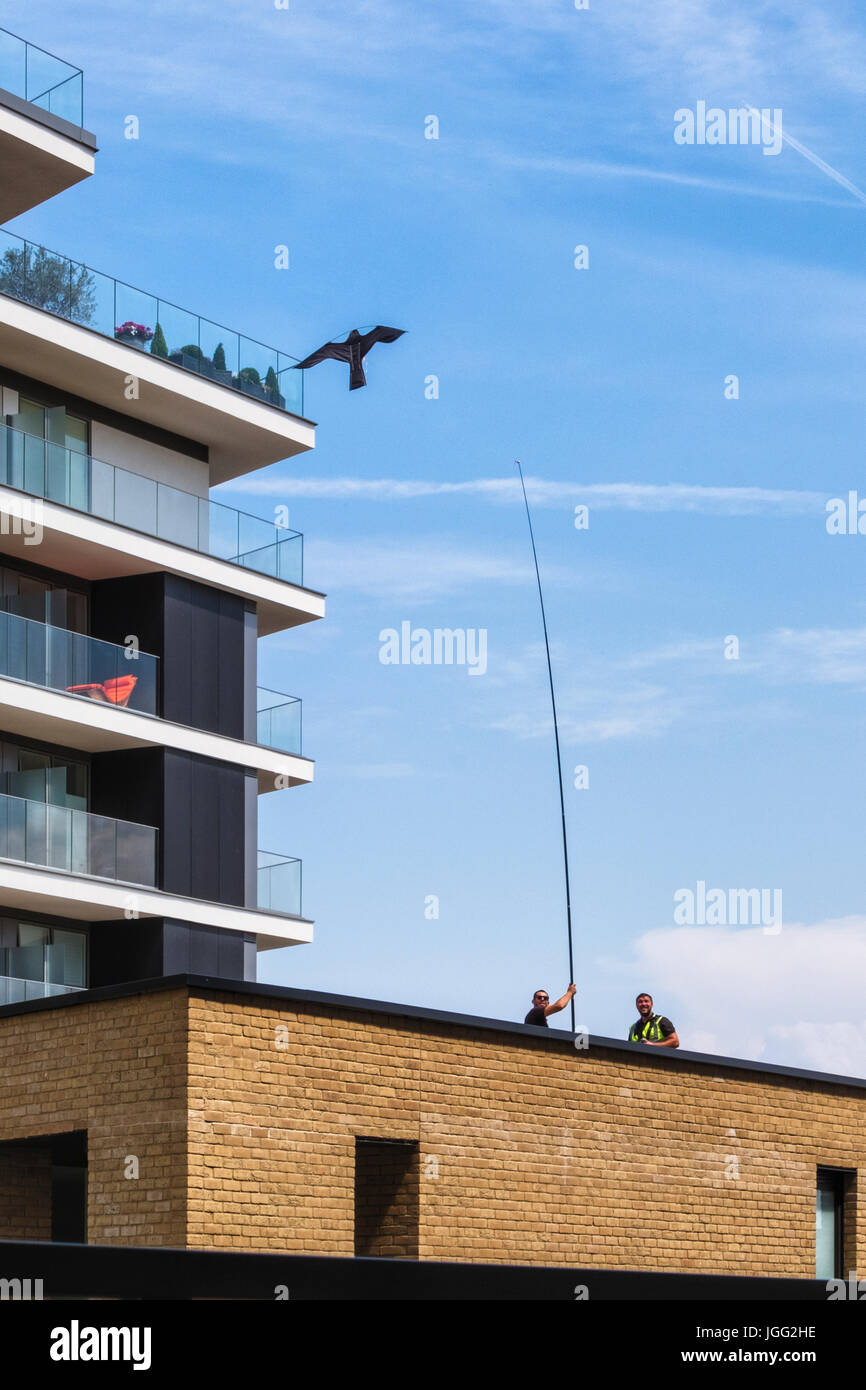 London, Greenwich, Großbritannien. 6. Juli 2017. Hawk Kite Vogel Nageltiereverscheucher installiert ist auf Dach Wohnung Neubau von Balkonen und Garten Tauben zu jagen. Es scheint nicht zu belästigen die lokale Vogelwelt, Credit: Eden Breitz / Alamy Live News Stockfoto