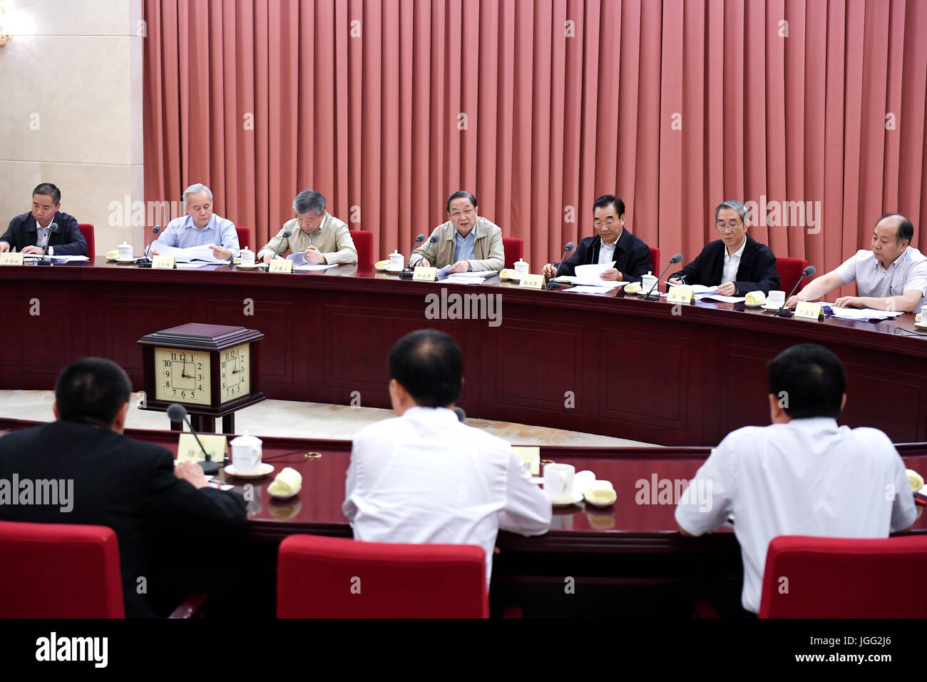 Peking, China. 6. Juli 2017. Yu Zhengsheng, Vorsitzender des Nationalkomitees der politischen Konsultativkonferenz des chinesischen Volkes leitet eine zweiwöchentliche Beratungsgespräch in Peking, Hauptstadt von China, 6. Juli 2017. Chinesische politische Berater am Donnerstag forderte mehr Hilfen für Arbeitnehmer entlassen durch Reduzierung der Überkapazitäten, neue Arbeitsplätze zu finden. Bildnachweis: Yan Yan/Xinhua/Alamy Live-Nachrichten Stockfoto