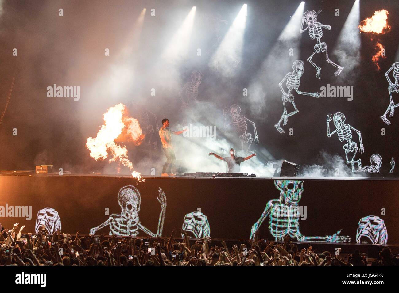 Milwaukee, Wisconsin, USA. 4. Juli 2017. ALEX PALL und ANDREW TAGGART von The Chainsmokers Höchstleistungen live Henry Maier Festival Park beim Sommerfest in Milwaukee, Wisconsin Credit: Daniel DeSlover/ZUMA Draht/Alamy Live News Stockfoto