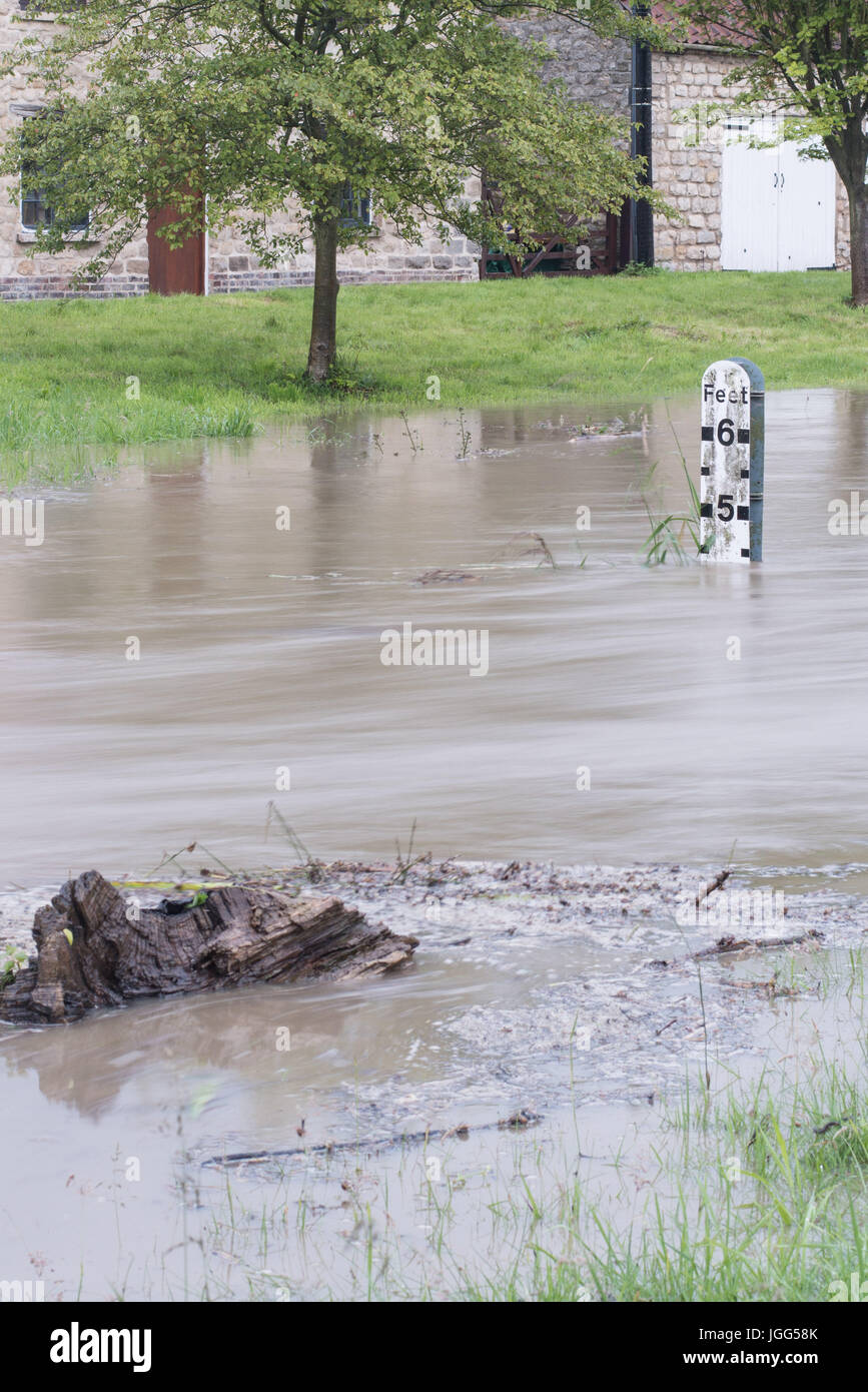 Heftige Regenfälle im Settrington North Yorkshire Stockfoto