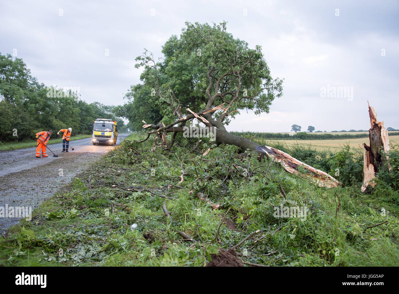 Starke Winde und Regenfälle verursacht Chaos zu North Yorkshire ländlichen Dorf. Stockfoto