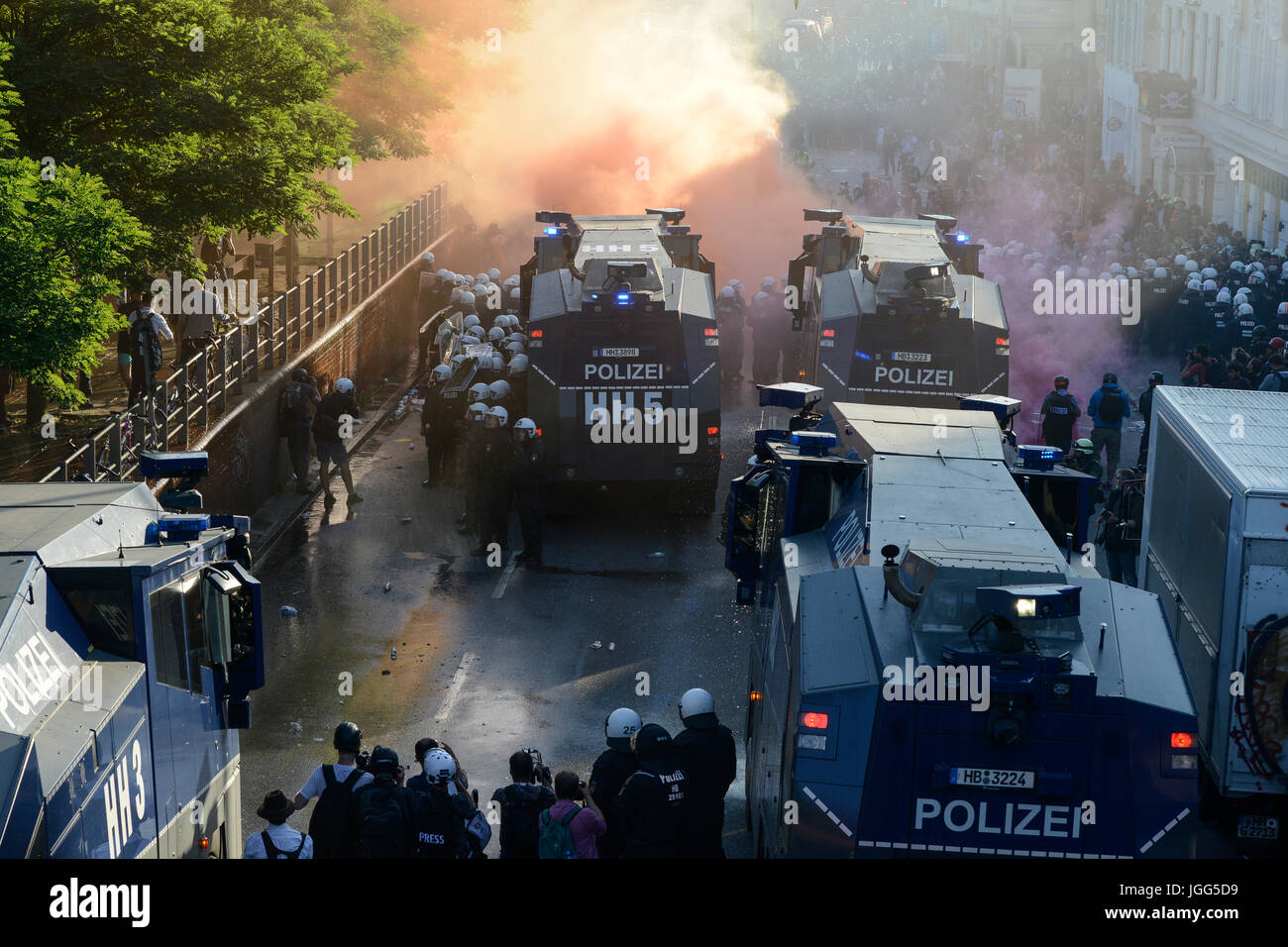 Hamburg, Deutschland. 6. Juli 2017. Protestkundgebung "g-20-WELCOME TO HELL' gegen G20-Gipfel, Aktionen der Polizei mit Tränengas und Wasserwerfer gegen den schwarzen Block mit mummed radikalen und Extremisten, Credit: Joerg Boethling/Alamy Live News Stockfoto