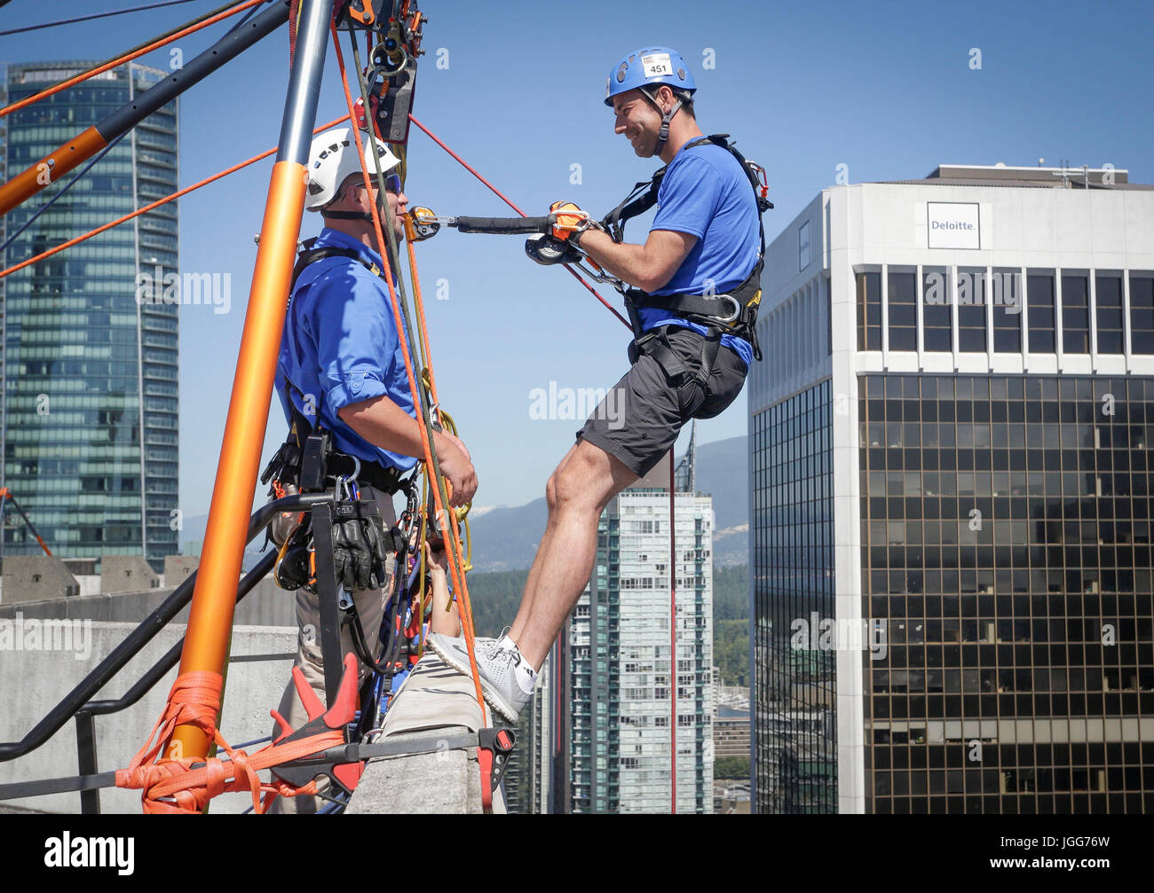 Vancouver, Kanada. 6. Juli 2017. Ein Teilnehmer bereitet sich auf den Rand des Gebäudes in Vancouver, Kanada, 6. Juli 2017 Abseilen. Etwa 50 Einwohner nahmen an der jährlichen "Seil For Hope" fund raising Event durch Abseilen von einem 36-geschossiges Gebäude in der Innenstadt von Vancouver. Bildnachweis: Liang Sen/Xinhua/Alamy Live-Nachrichten Stockfoto