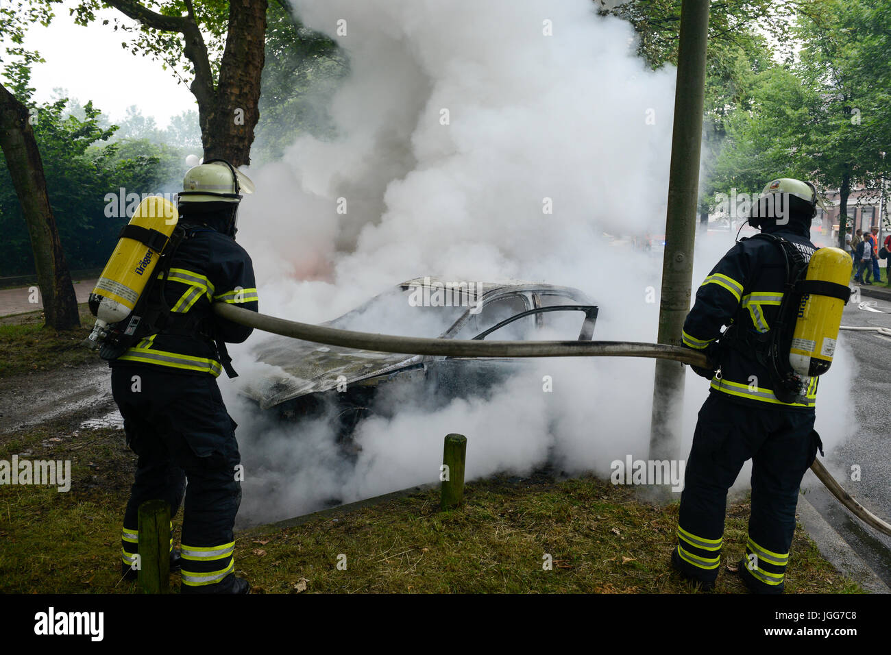 Hamburg, Deutschland. 7. Juli 2017. Altona, Ausschreitungen während des G20-Gipfels, brennenden Autos, die Arbeit der Feuerwehrleute/Credit: Joerg Boethling/Alamy leben Nachrichten Stockfoto