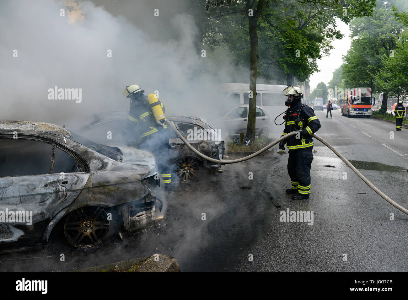 Hamburg, Deutschland. 7. Juli 2017. Altona, Ausschreitungen während des G20-Gipfels, brennenden Autos, die Arbeit der Feuerwehrleute/Credit: Joerg Boethling/Alamy leben Nachrichten Stockfoto