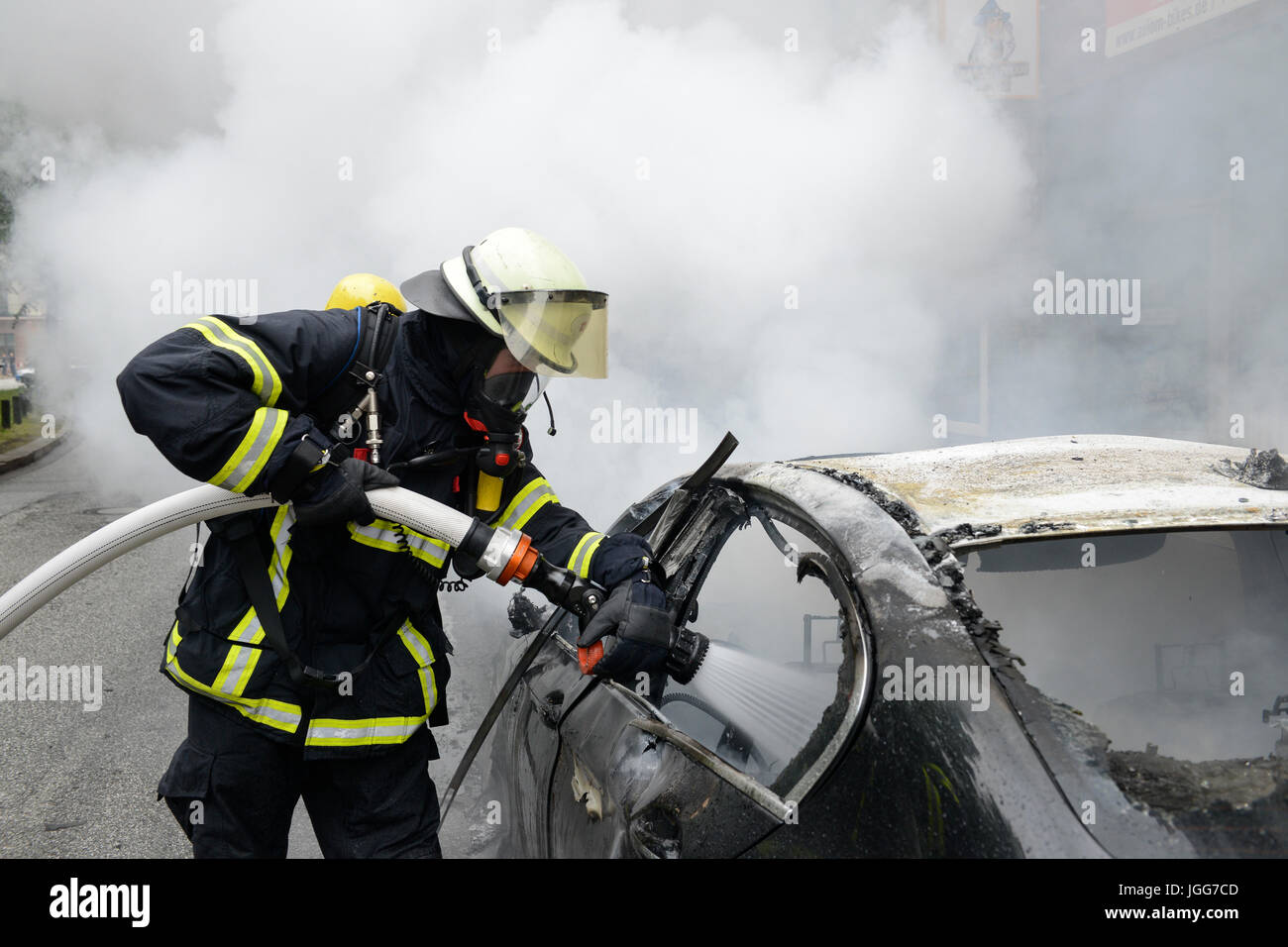 Hamburg, Deutschland. 7. Juli 2017. Altona, Ausschreitungen während des G20-Gipfels, brennenden Autos, die Arbeit der Feuerwehrleute/Credit: Joerg Boethling/Alamy leben Nachrichten Stockfoto