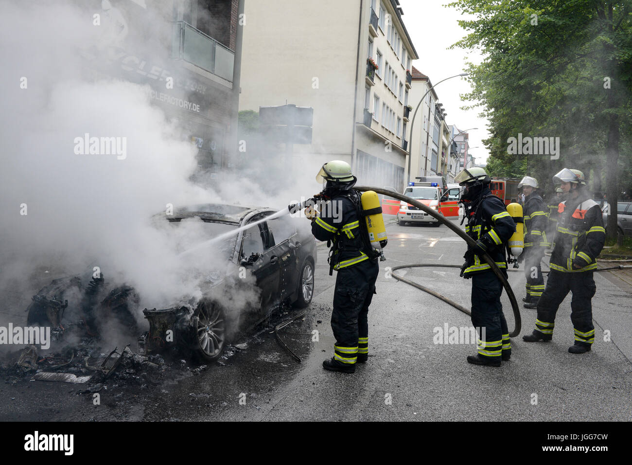 Hamburg, Deutschland. 7. Juli 2017. Altona, Ausschreitungen während des G20-Gipfels, brennenden Autos, die Arbeit der Feuerwehrleute/Credit: Joerg Boethling/Alamy leben Nachrichten Stockfoto