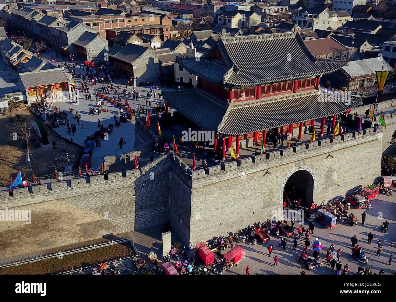 Zhengzhou. 7. Juli 2017. Foto am Februar 11, 2017 zeigt das alte Stadttor in Junxian County, Zentral-China Henan Provinz. Provinz Henan ist die Wiege der chinesischen Zivilisation. Vier der acht großen alten Hauptstädte Chinas, Luoyang, Kaifeng, Anyang und Zhengzhou in Henan befinden. Bildnachweis: Li ein/Xinhua/Alamy Live-Nachrichten Stockfoto