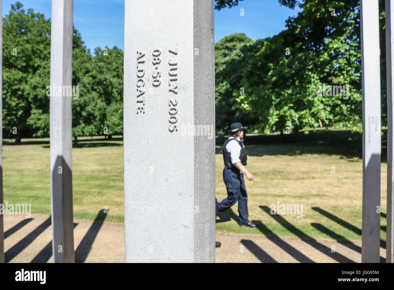 London, UK. 7. Juli 2017. Denkmal für die Opfer der London Juli 7 Bombenanschlägen auf dem 12 Jahrestag von mehreren koordinierten Terror Angriffe von radikalen Islamisten auf die unterirdischen Kredit: Amer Ghazzal/Alamy Live-Nachrichten Stockfoto