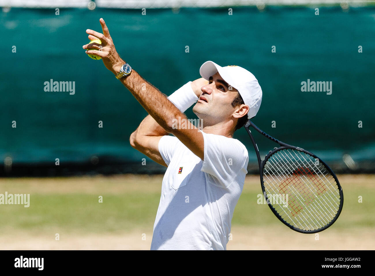 Schweizer Tennisspieler Roger Federer in Wimbledon Damenbewerb 2017 während einer Übung Stockfoto