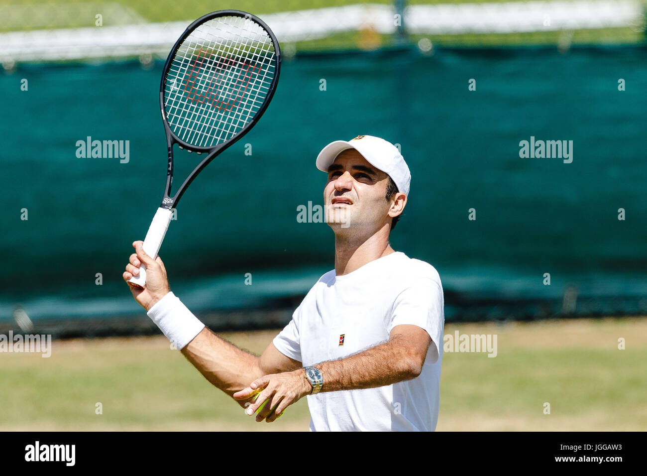 Schweizer Tennisspieler Roger Federer in Wimbledon Damenbewerb 2017 während einer Übung Stockfoto