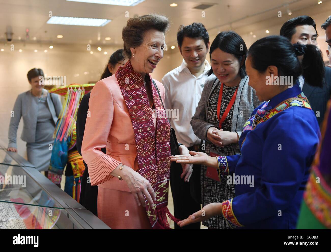 Der Provinz Hunan Changsha, China. 7. Juli 2017. Britische Prinzessin Anne interagiert mit einer Handicraftswoman an einer Museum der Hunan-Universität in Changsha, Zentral-China Provinz Hunan, 7. Juli 2017. Bildnachweis: Li Ga/Xinhua/Alamy Live-Nachrichten Stockfoto