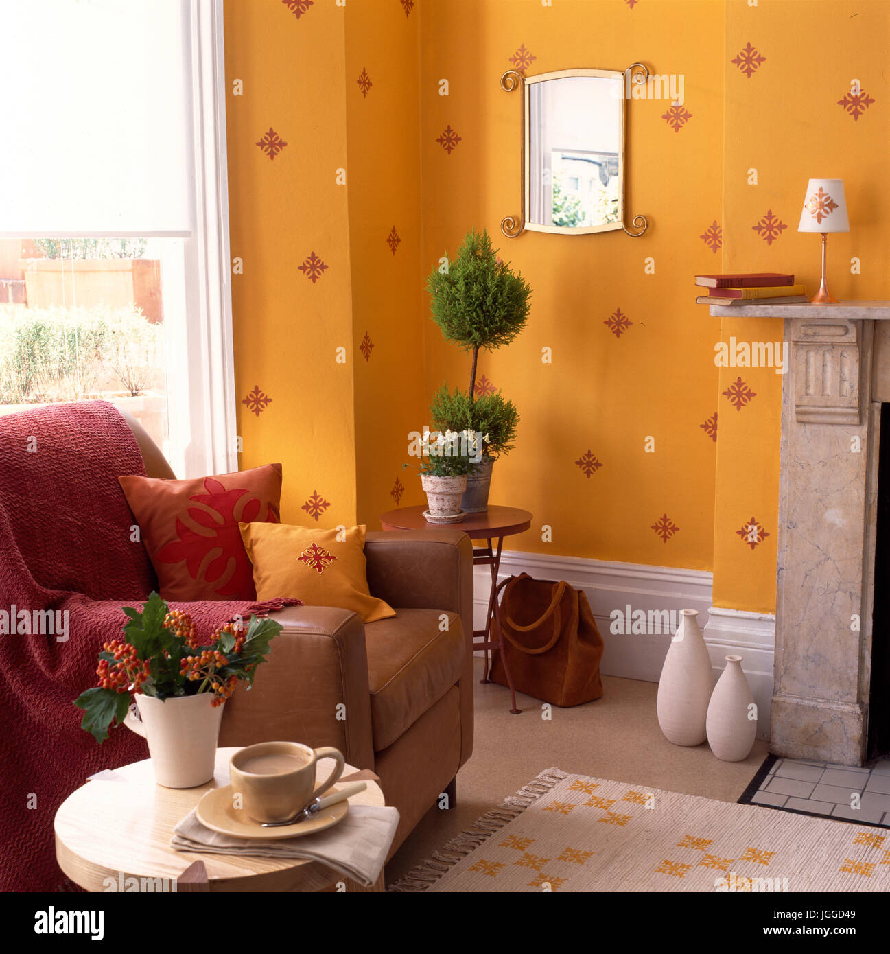 Wohnzimmer mit Ei Eigelb gelbe Wände und Stadtansichten design Stockfoto