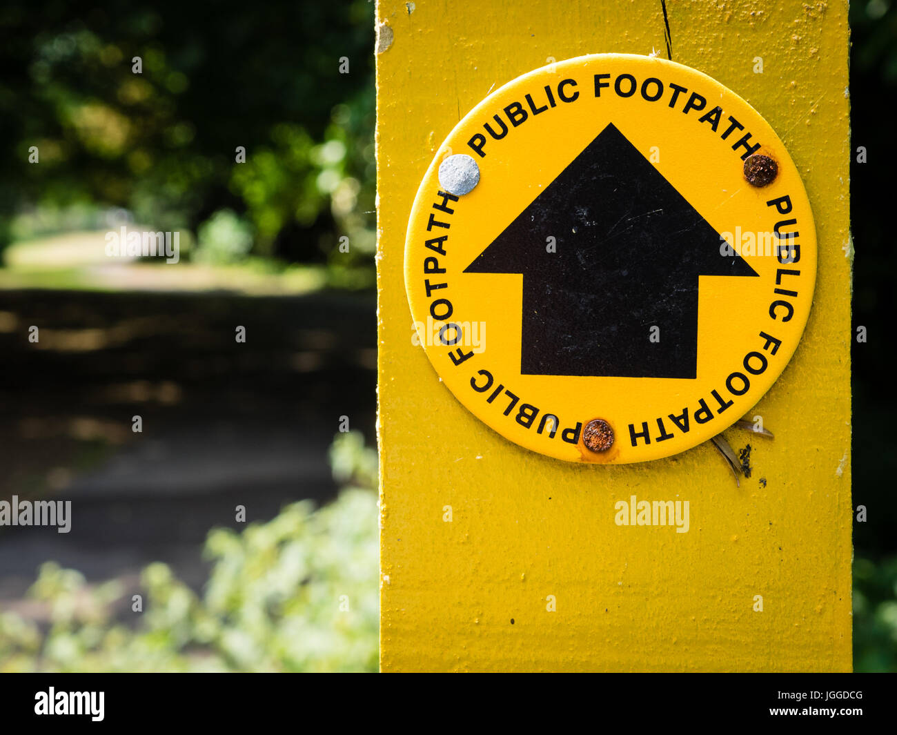 Öffentlichen Fußweg Markierung auf einer Uferpromenade in Bedford UK Stockfoto