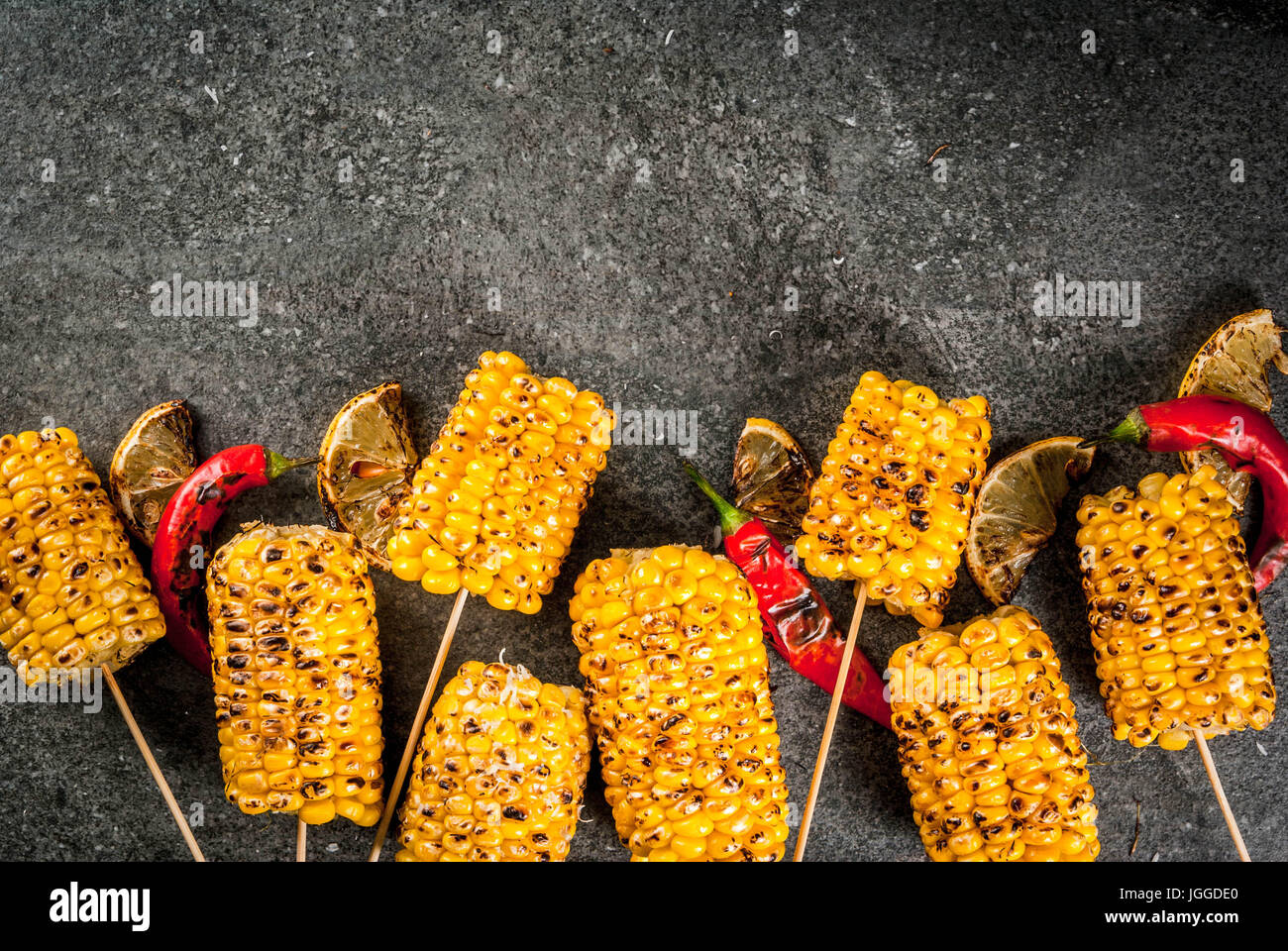 Sommer essen. Ideen für Grill und Grill-Partys. Gegrilltem Mais auf Feuer gegrillt. Mit einer Prise Käse (mexikanische Elotes), scharfe Paprika und lemo Stockfoto