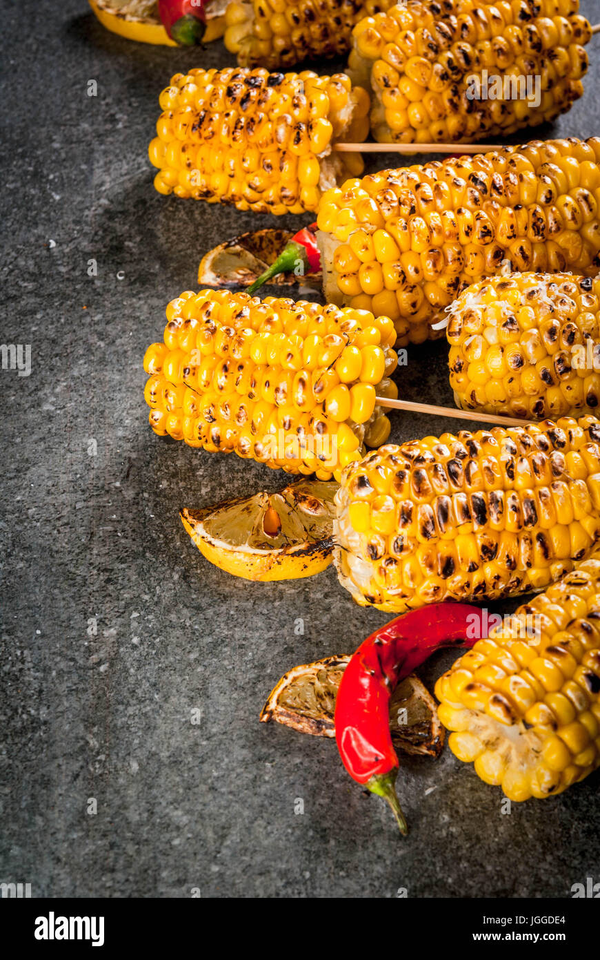 Sommer essen. Ideen für Grill und Grill-Partys. Gegrilltem Mais auf Feuer gegrillt. Mit einer Prise Käse (mexikanische Elotes), scharfe Paprika und lemo Stockfoto
