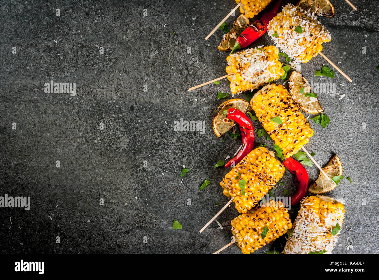 Sommer essen. Ideen für Grill und Grill-Partys. Gegrilltem Mais auf Feuer gegrillt. Mit einer Prise Käse (mexikanische Elotes), scharfe Paprika und lemo Stockfoto