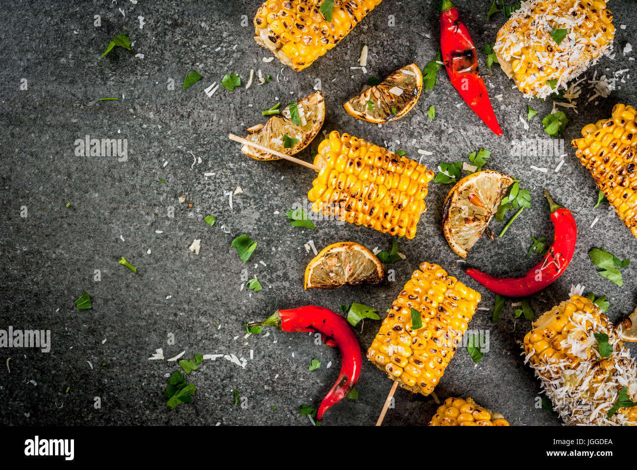 Sommer essen. Ideen für Grill und Grill-Partys. Gegrilltem Mais auf Feuer gegrillt. Mit einer Prise Käse (mexikanische Elotes), scharfe Paprika und lemo Stockfoto