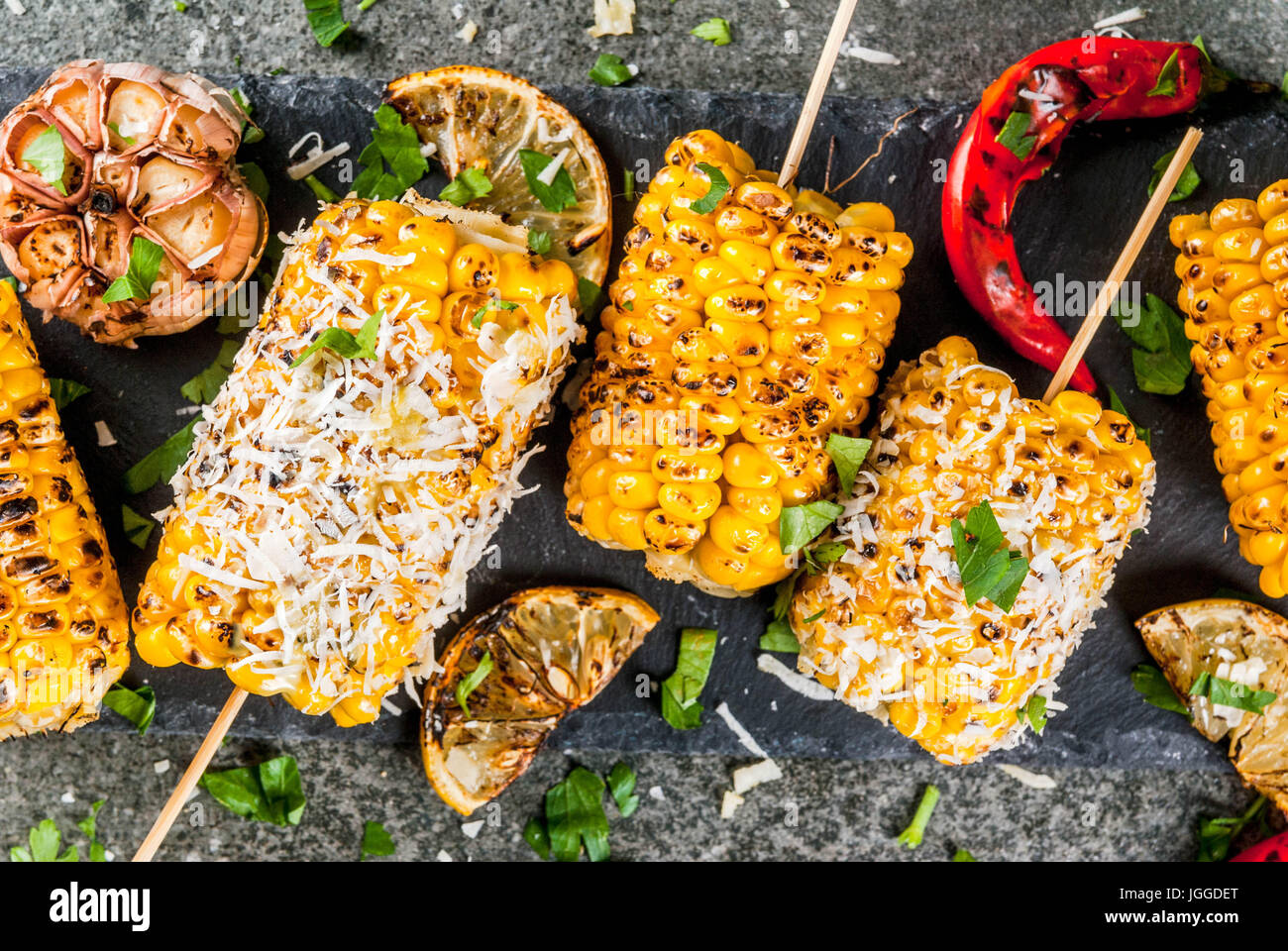 Sommer essen. Ideen für Grill und Grill-Partys. Gegrilltem Mais auf Feuer gegrillt. Mit einer Prise Käse (mexikanische Elotes), scharfe Paprika und lemo Stockfoto