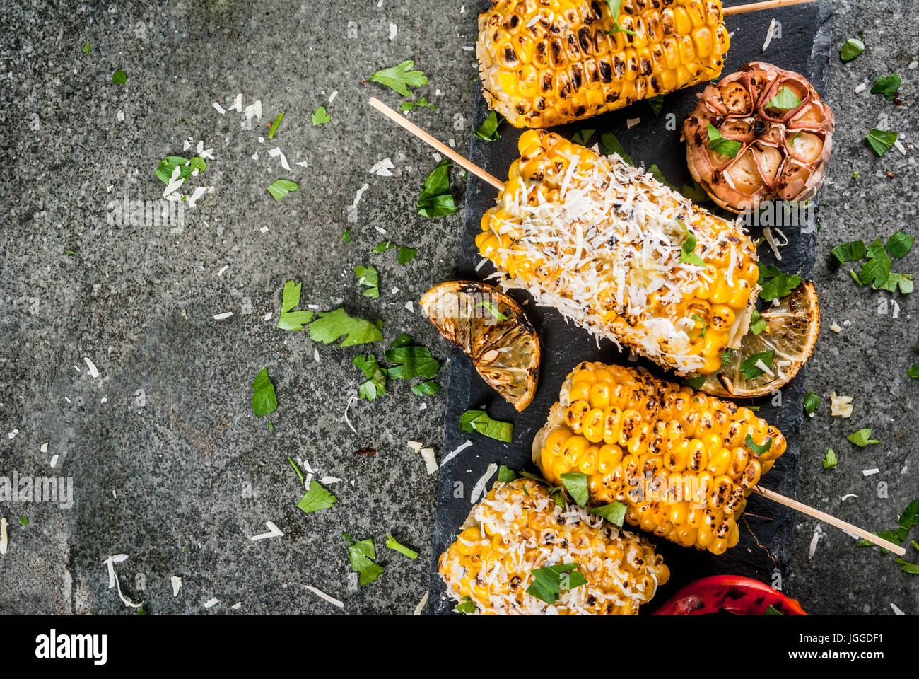 Sommer essen. Ideen für Grill und Grill-Partys. Gegrilltem Mais auf Feuer gegrillt. Mit einer Prise Käse (mexikanische Elotes), scharfe Paprika und lemo Stockfoto